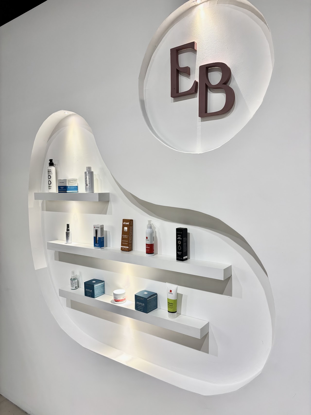 Marca Espacio Boutique y exhibidor de productos